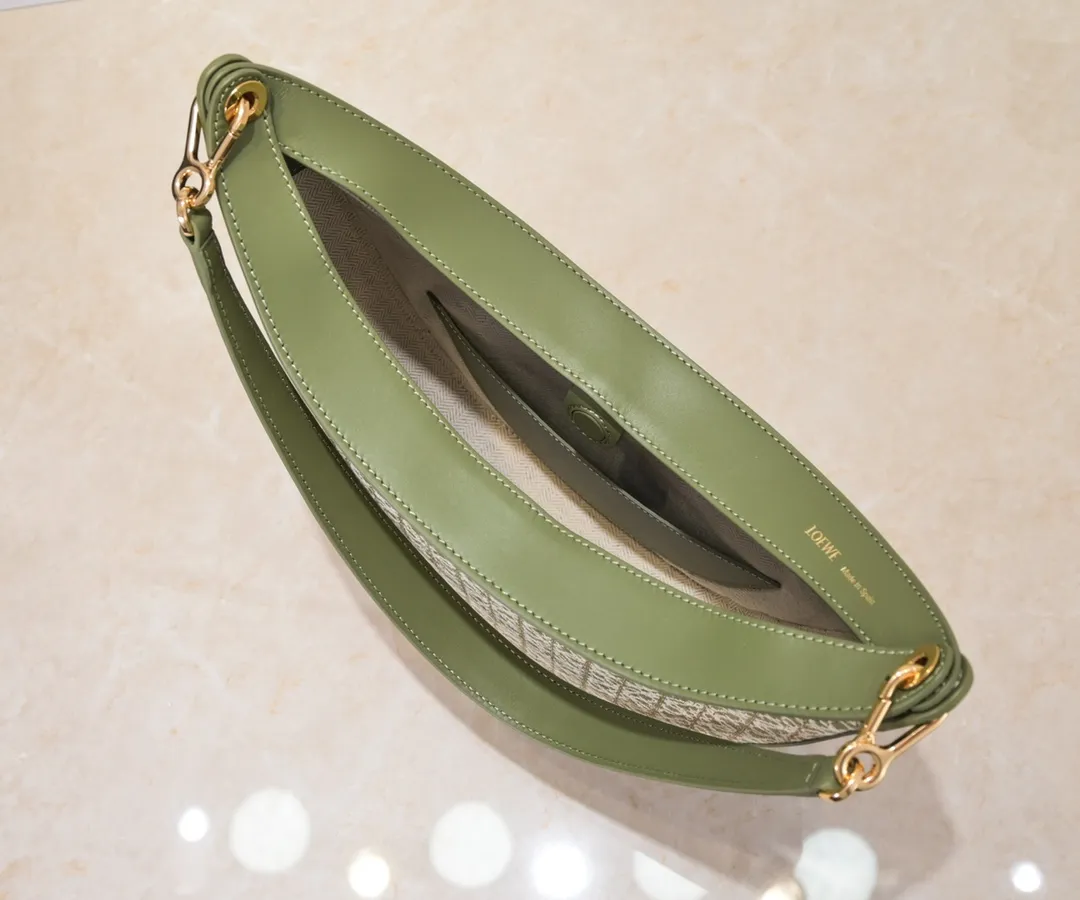 Green/avocado green, top original order. The smooth crescent shape of the L Luna series moon bag not only elongates the proportions of the whole person without getting stuck on the upper body, but also feels particularly comfortable. The wide shoulder strap design does not press the shoulder buckle opening, making it easier to open and close. The internal capacity is also large, and sunglasses and folding umbrellas can be easily arranged with sliding hanging loops hidden on both sides. Shoulder straps or hanging accessories can be attached, making it convenient for various occasions. It is a bag that shows off its temperament and is highly used in daily life! Luo Yiwei size: 29*27*8cm: model: 8891#